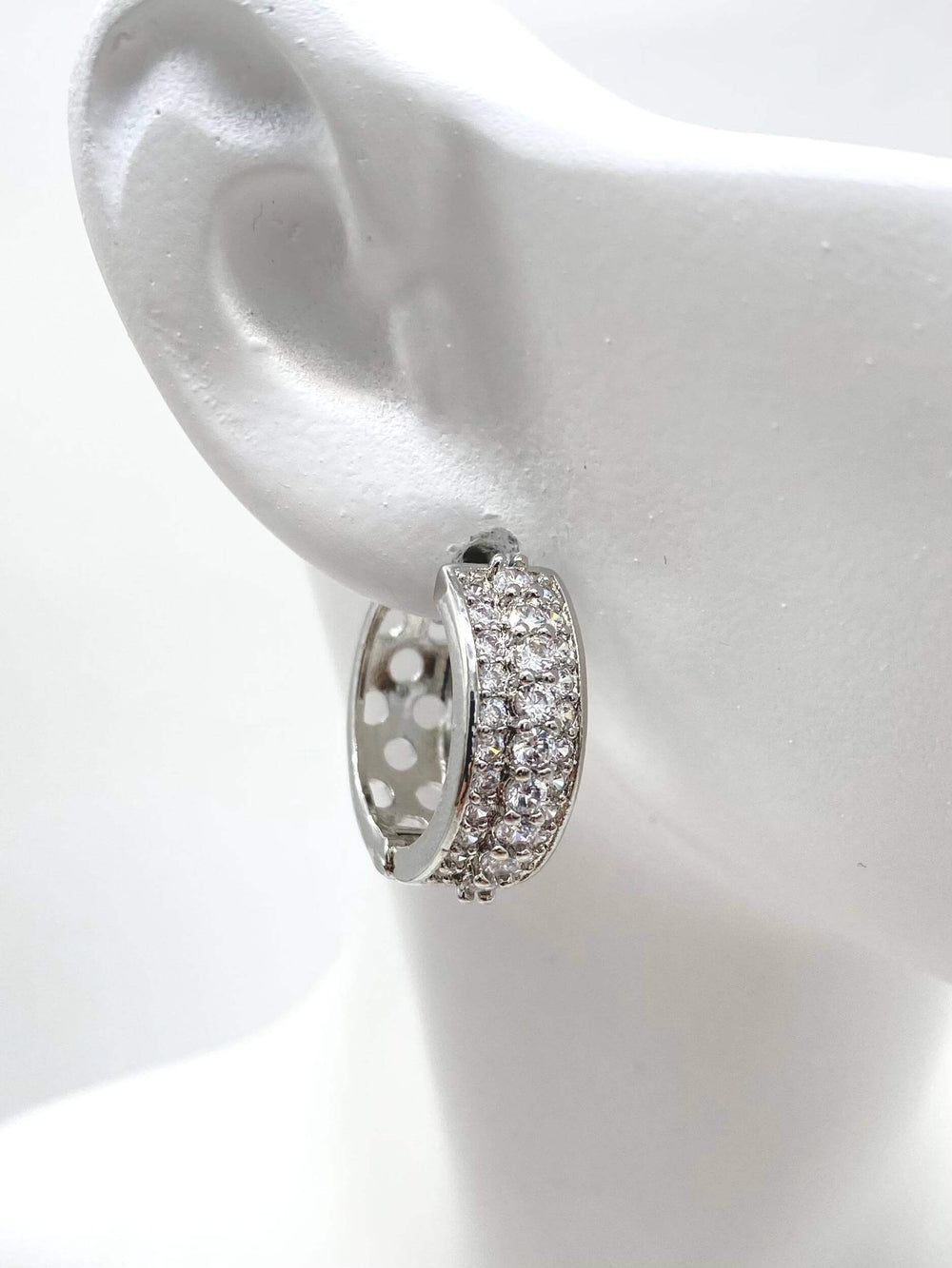 Huggie zirconias– Chapa de Rodio 18K | MAEL