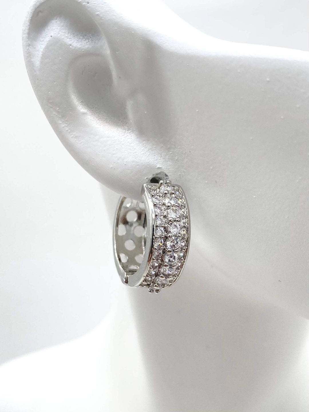 Huggie zirconias– Chapa de Rodio 18K | MAEL