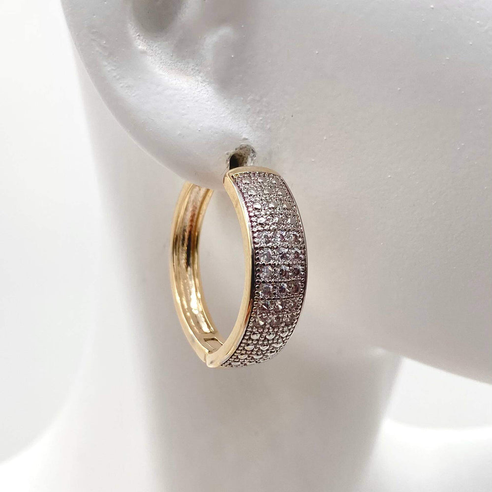 Huggie con zirconias– Chapa de oro 18K | MAEL