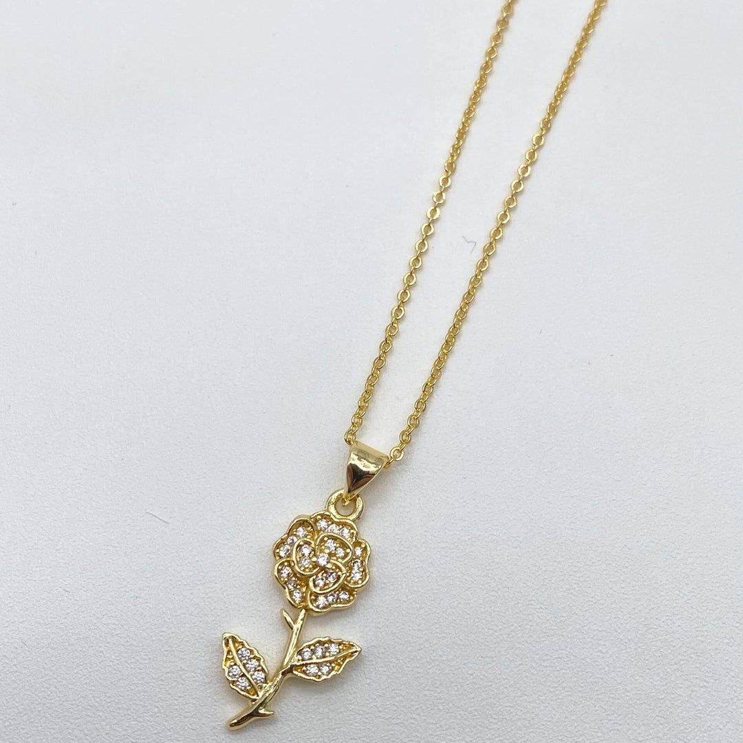 Collar con dije rosa – Chapa de Oro 18K | MAEL