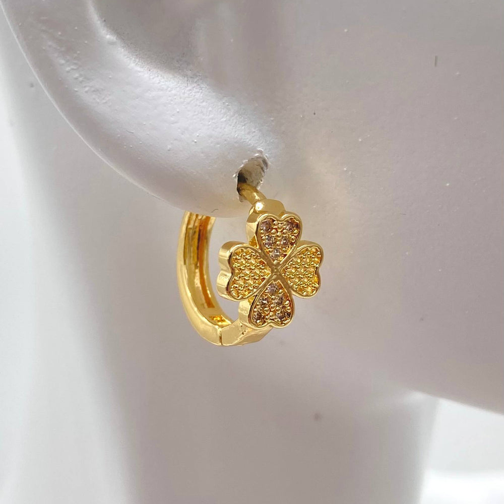 HUGGIE TREBOL CHAPA DE ORO 18K