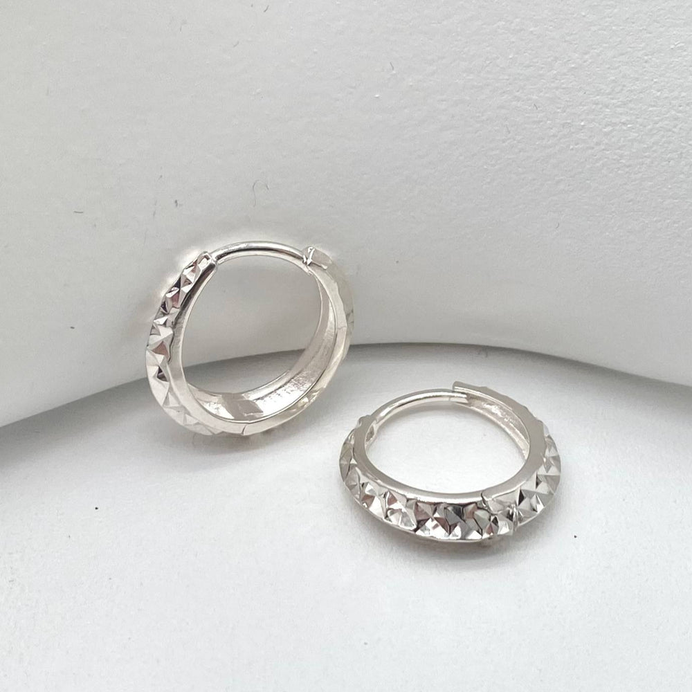 HUGGIE CON TEXTURA PLATA 925