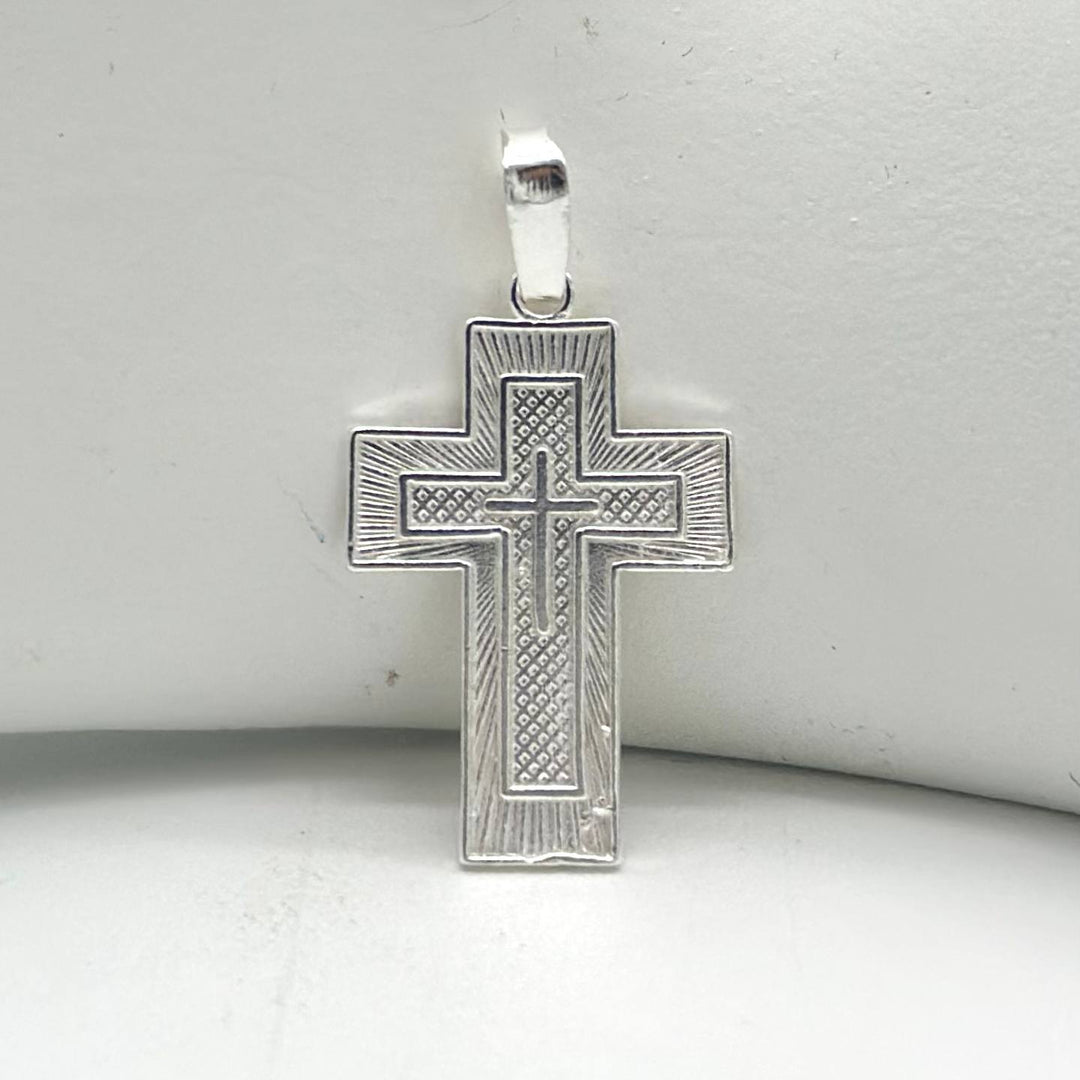 Dije de cruz doble vista en plata 925 mexicana con grabado del Padre Nuestro y medida de 1.5 x 1 cm.