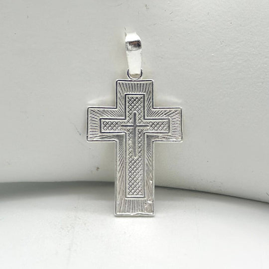 Dije de cruz doble vista en plata 925 mexicana con grabado del Padre Nuestro y medida de 1.5 x 1 cm.