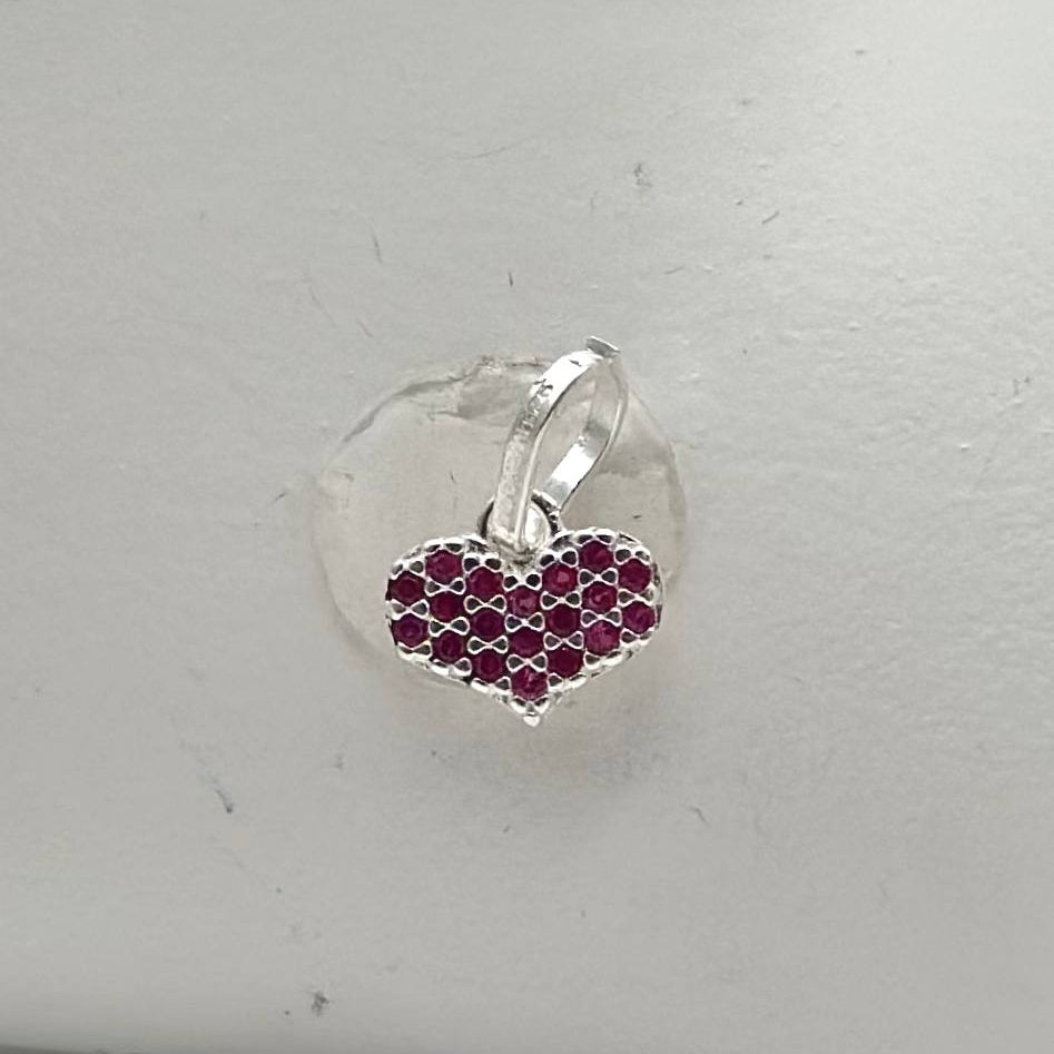 Dije de corazón con zirconias color rojo rubí elaborado en plata 925 mexicana y medida de 5 mm.