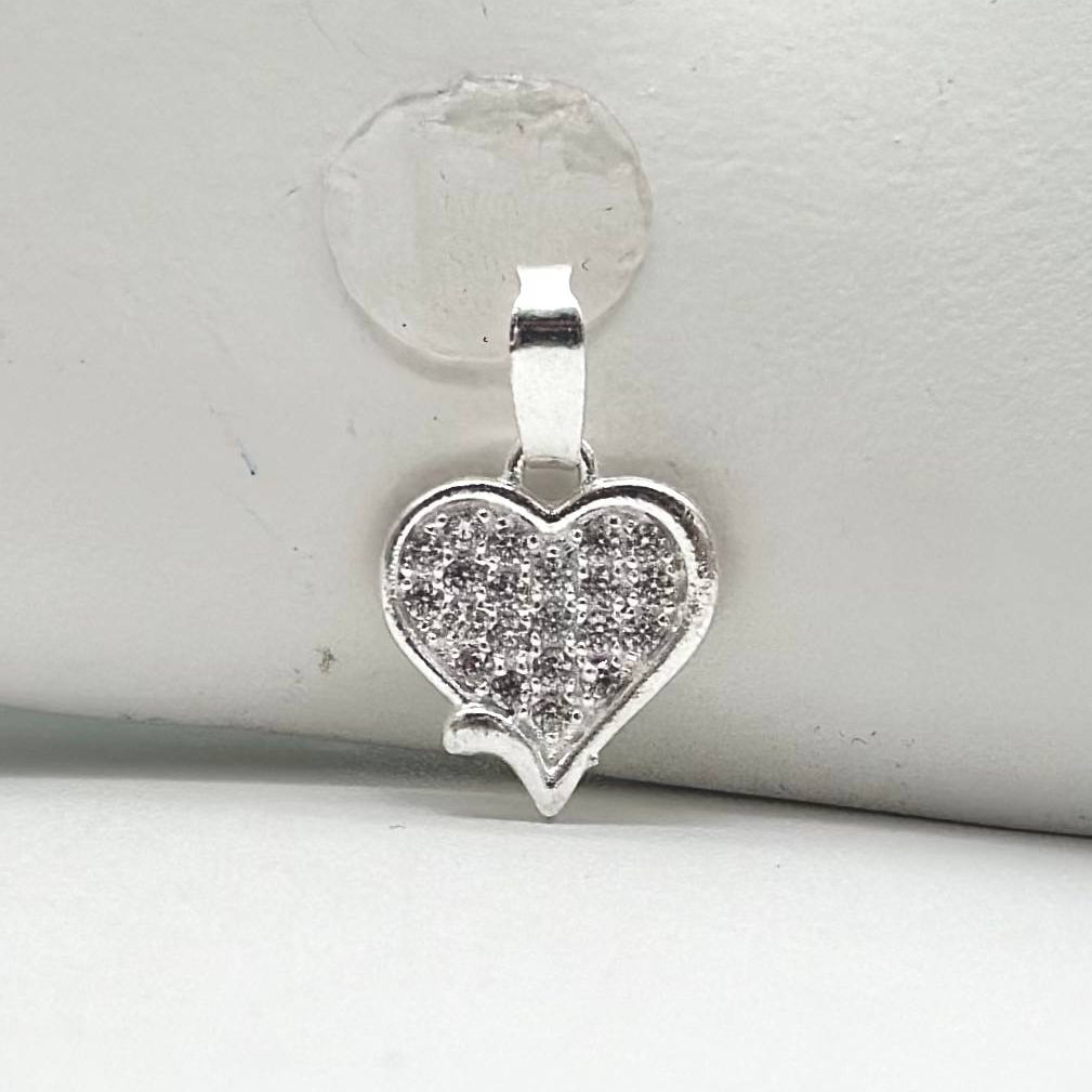 Dije de corazón con zirconias elaborado en plata 925 mexicana con acabado brillante y medida de 1 x 1 cm.
