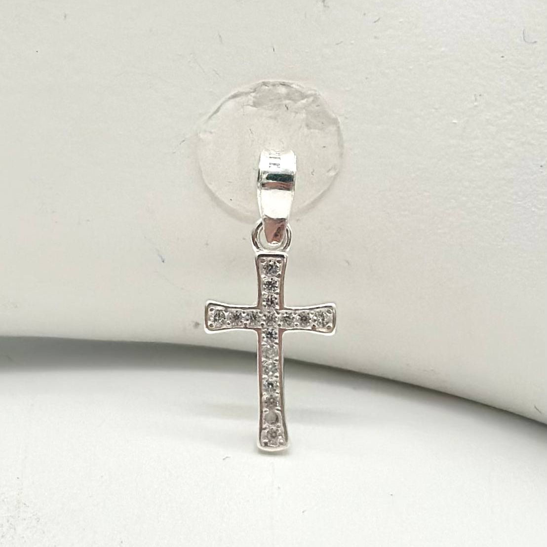 Dije de cruz con zirconias elaborado en plata 925 mexicana y acabado brillante.