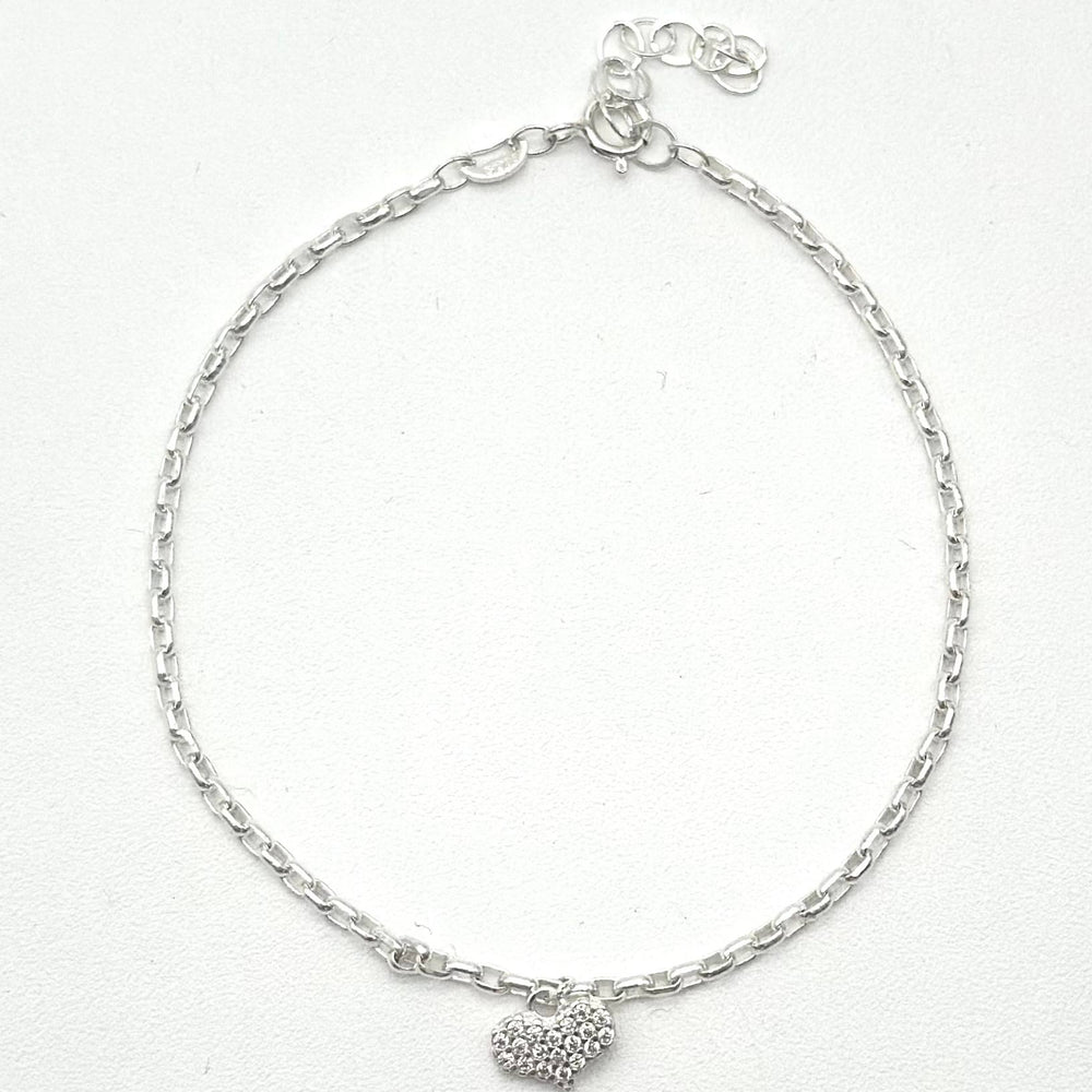 Pulsera con corazón de zirconias elaborada en plata 925 mexicana, medida de 17 cm con extensión ajustable de 5 cm.