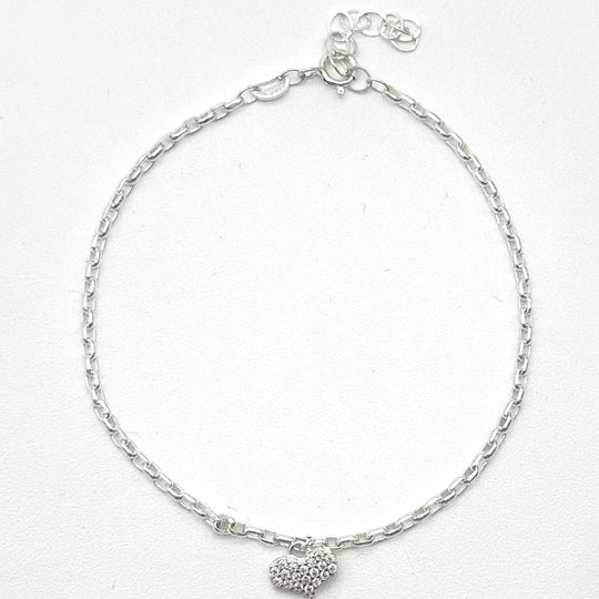 Pulsera con corazón de zirconias elaborada en plata 925 mexicana, medida de 17 cm con extensión ajustable de 5 cm.