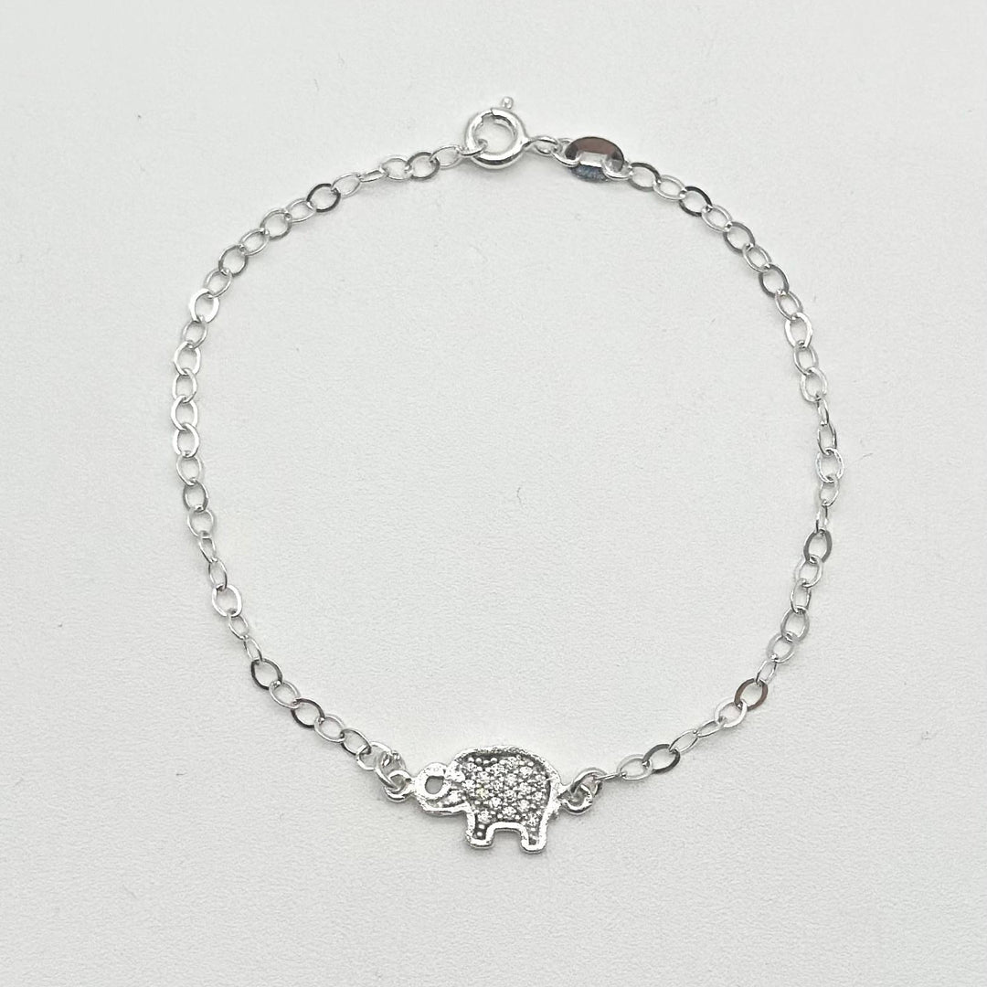 Pulsera con elefante decorado con zirconias elaborada en plata 925 mexicana y longitud de 18 cm.
