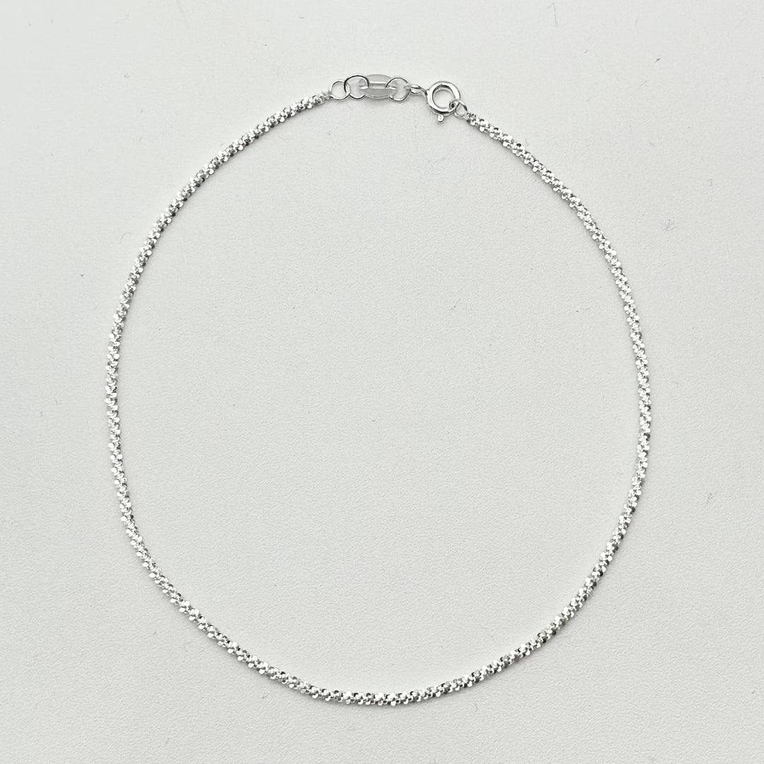 Tobillera de tejido diamantado elaborada en plata 925 mexicana con acabado brillante y medida de 24 cm.