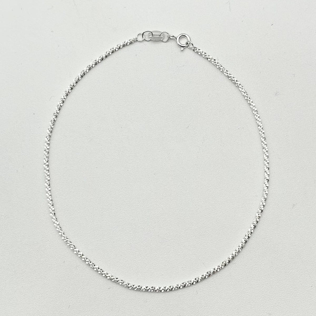 Tobillera de tejido diamantado elaborada en plata 925 mexicana con acabado brillante y medida de 24 cm.