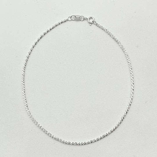 Tobillera de tejido diamantado elaborada en plata 925 mexicana con acabado brillante y medida de 24 cm.