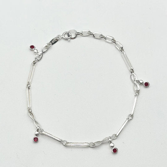 Pulsera con Zirconias Rojas Colgantes – Plata 925 | Mael Joyería