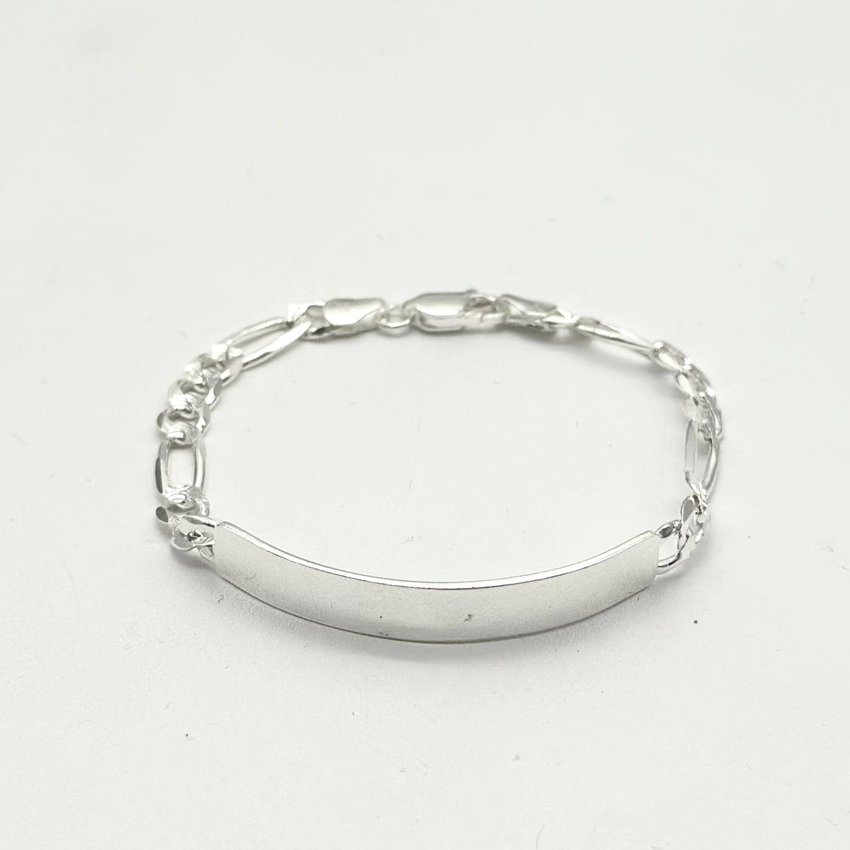 Pulsera de identidad tejido Cartier elaborada en plata 925 mexicana, medida de 21 cm de largo y 6 mm de ancho.