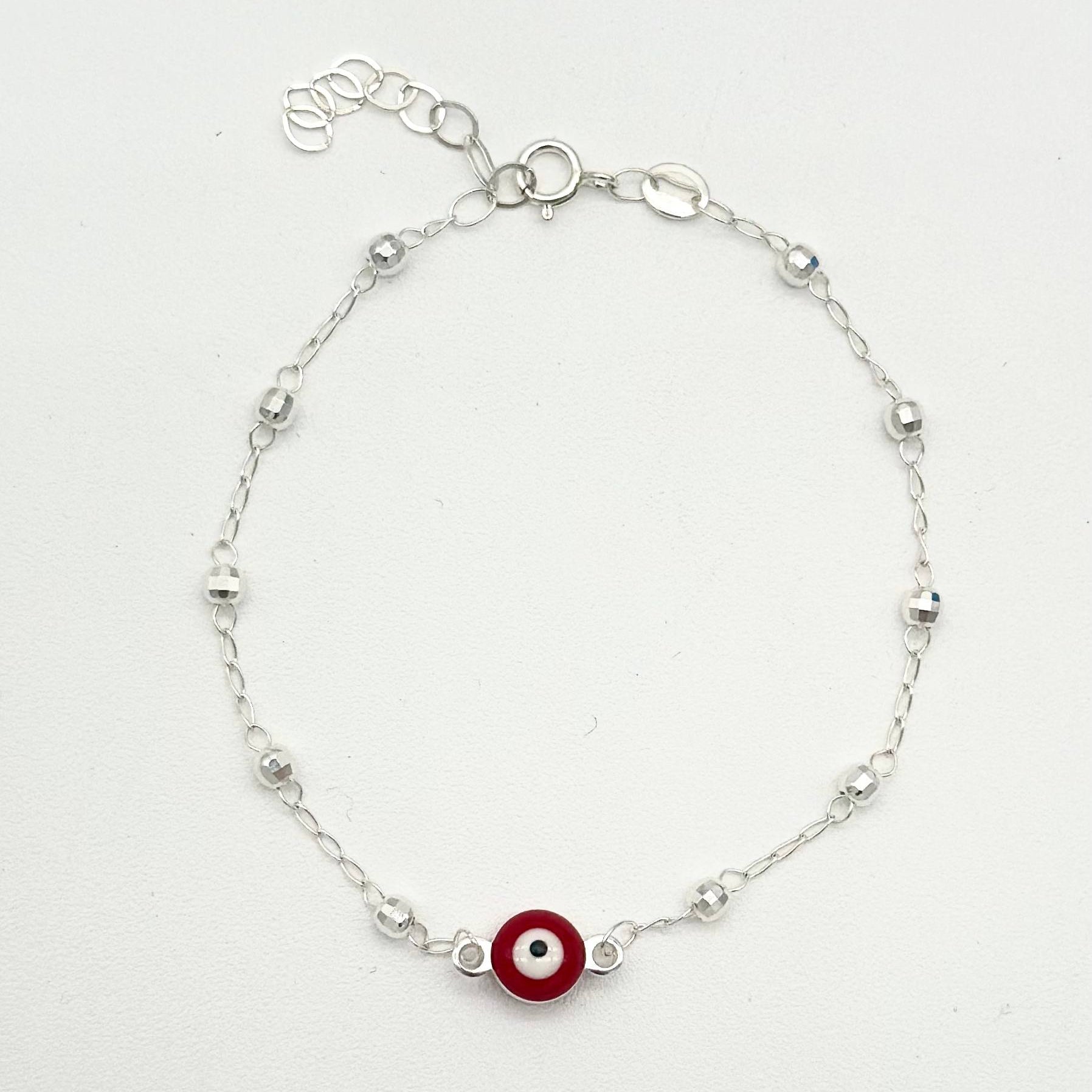 Pulsera de plata 925 con ojo turco rojo central y bolitas facetadas, medida de 16 cm más 5 cm de extensión.