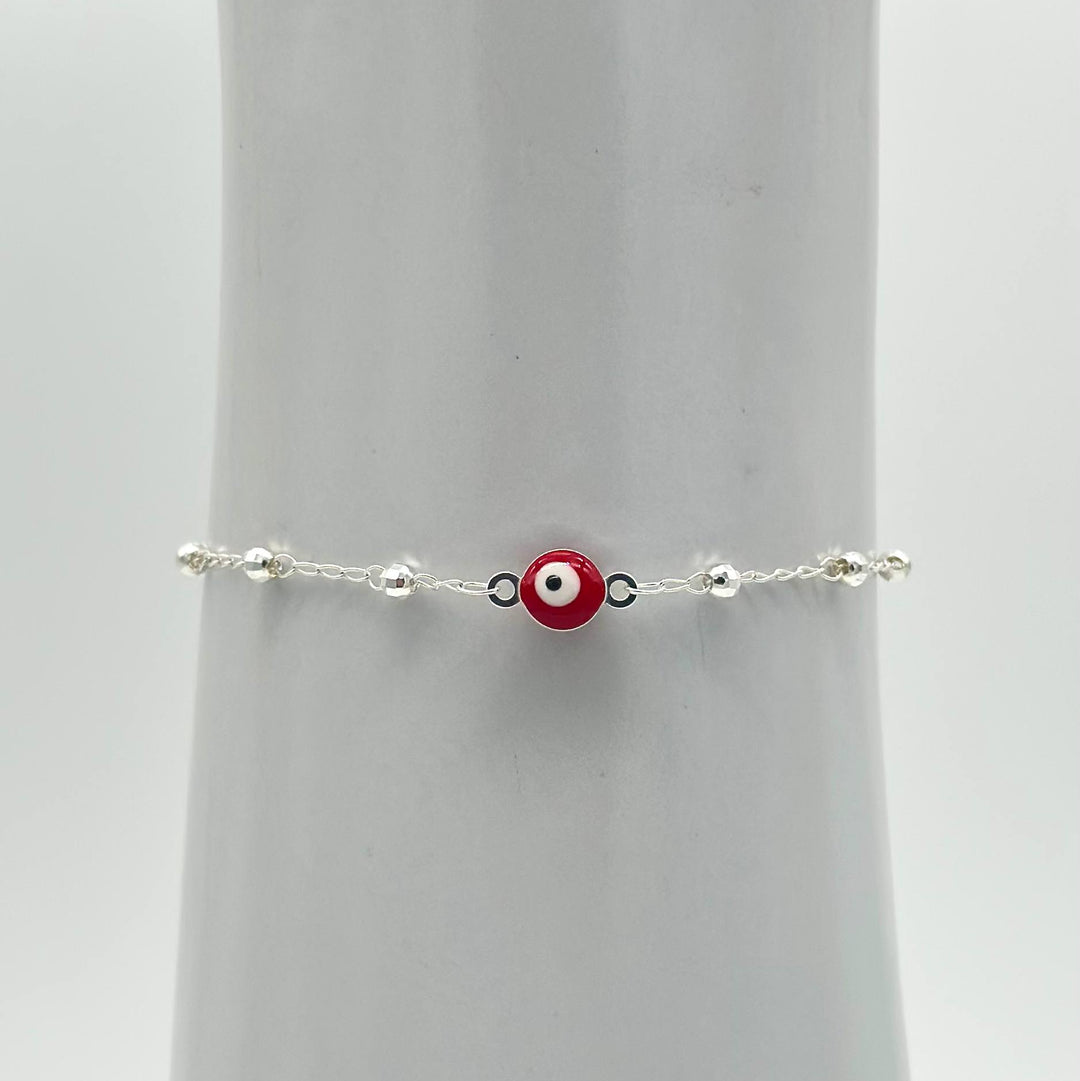 Pulsera de plata 925 con ojo turco rojo central y bolitas facetadas, medida de 16 cm más 5 cm de extensión.