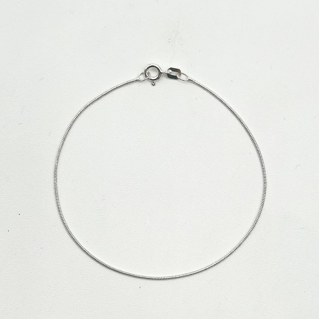 Pulsera tejido cola de rata elaborada en plata 925 mexicana, medida de 18 cm de largo y 2 mm de grosor.