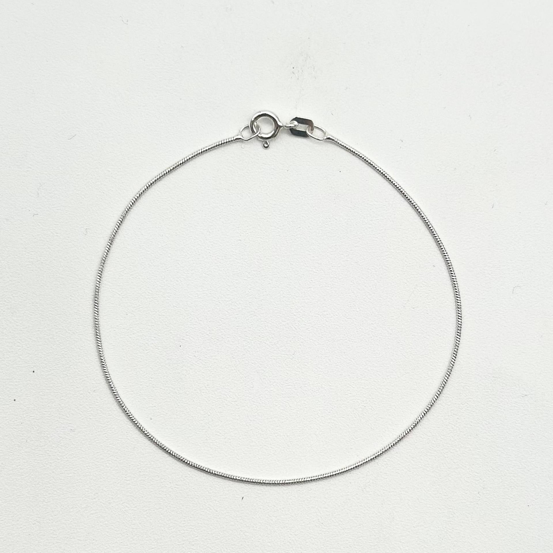 Pulsera tejido cola de rata elaborada en plata 925 mexicana, medida de 18 cm de largo y 2 mm de grosor.