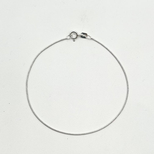 Pulsera tejido cola de rata elaborada en plata 925 mexicana, medida de 18 cm de largo y 2 mm de grosor.