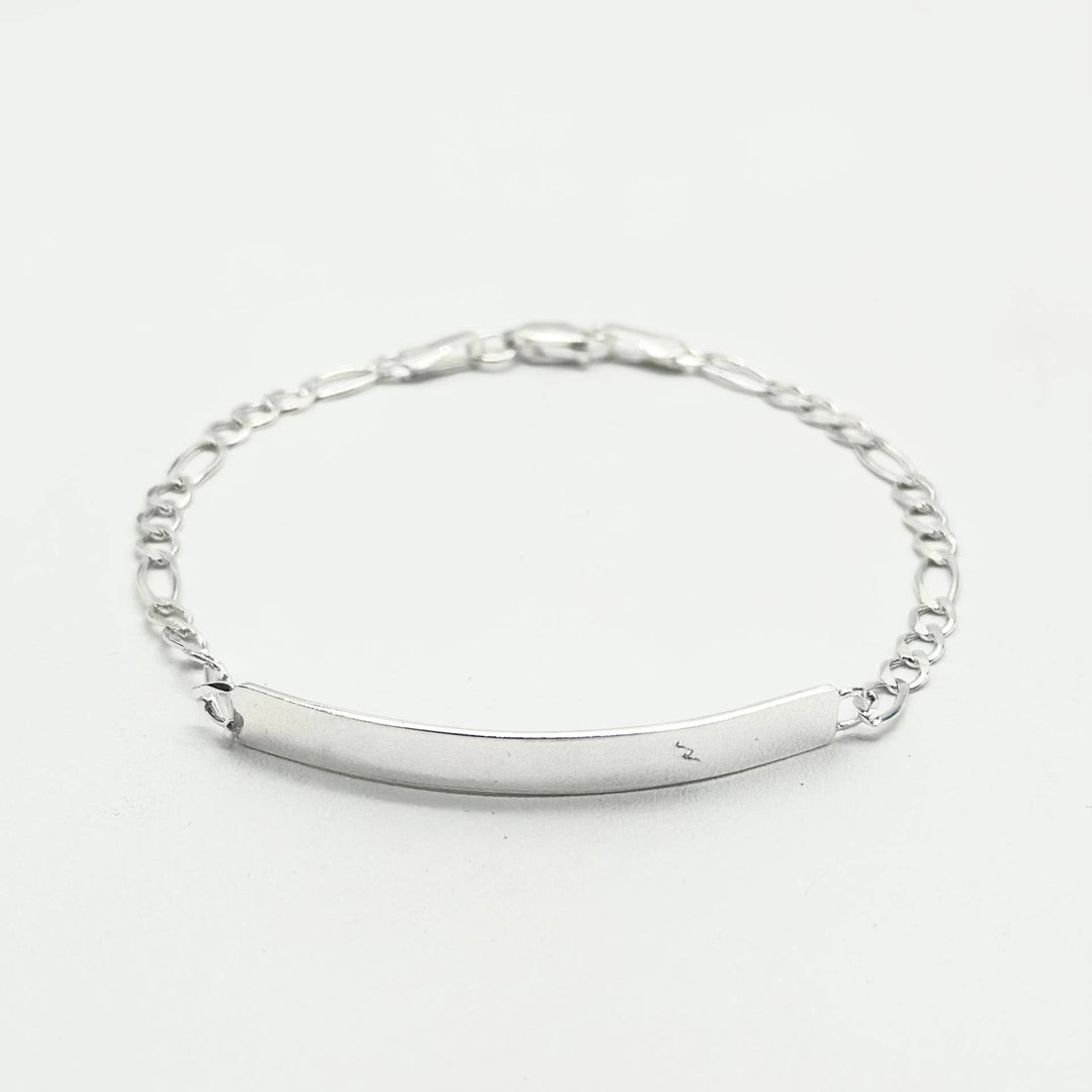Pulsera de identidad tejido Cartier elaborada en plata 925 mexicana, medida de 21 cm de largo y 5 mm de ancho.