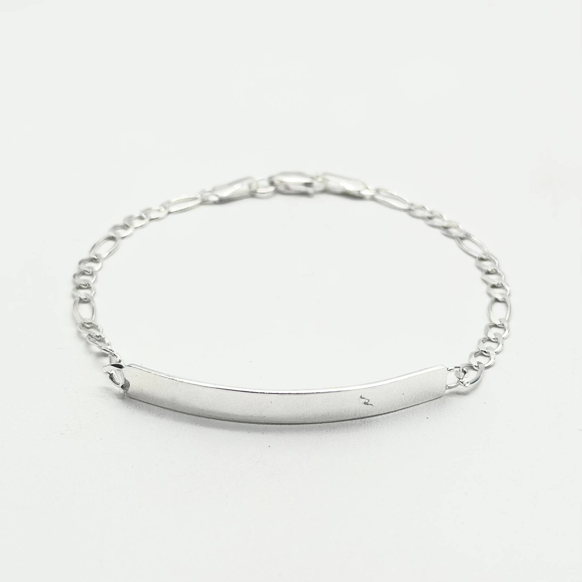 Pulsera de identidad tejido Cartier elaborada en plata 925 mexicana, medida de 21 cm de largo y 5 mm de ancho.