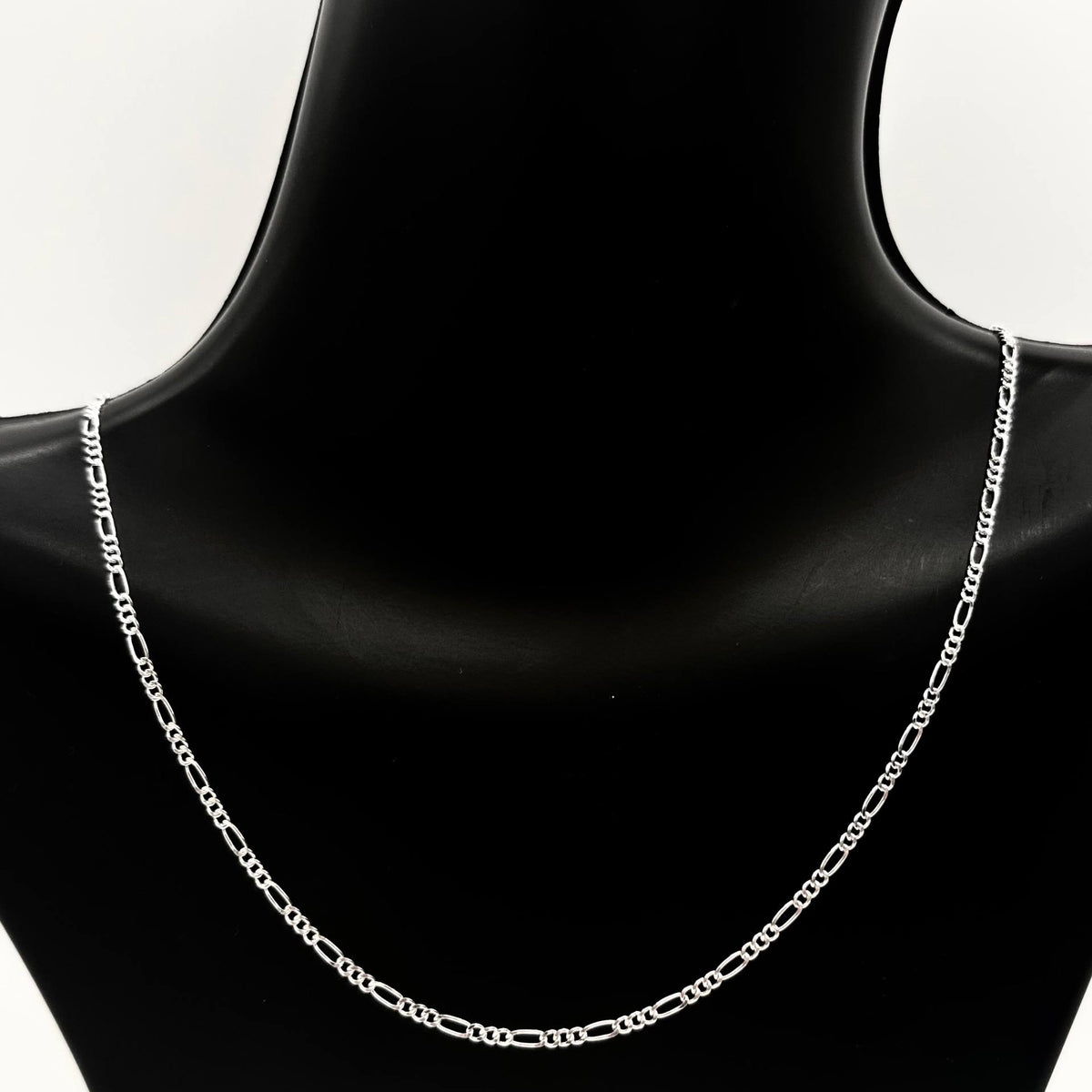 Cadena Cartier de plata 925 con acabado brillante, medida de 55 cm de largo por 3 mm de ancho.