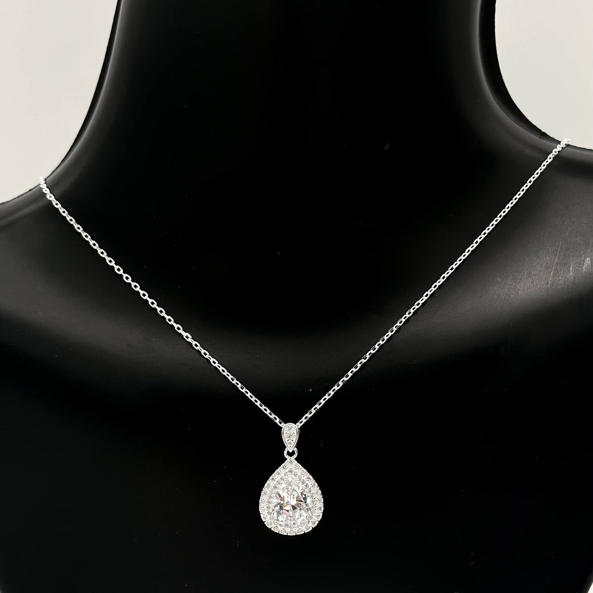 Cadena de plata 925 con dije de zirconia en forma de gota y halo de zirconias brillantes, medida de 40 cm más 5 cm de extensión.