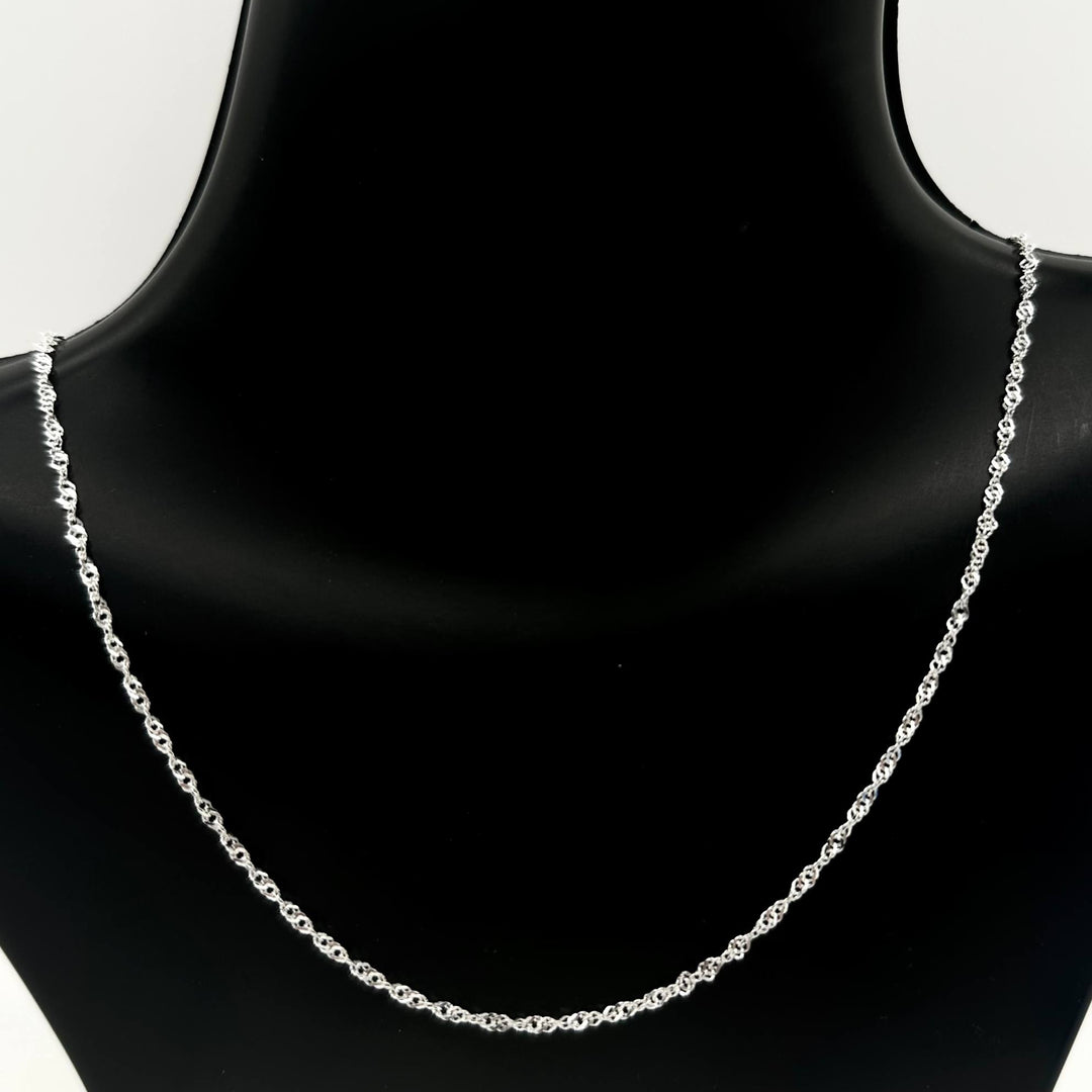 Cadena Singapur de plata 925 con tejido trenzado brillante, medida de 50 cm de largo por 2 mm de ancho.