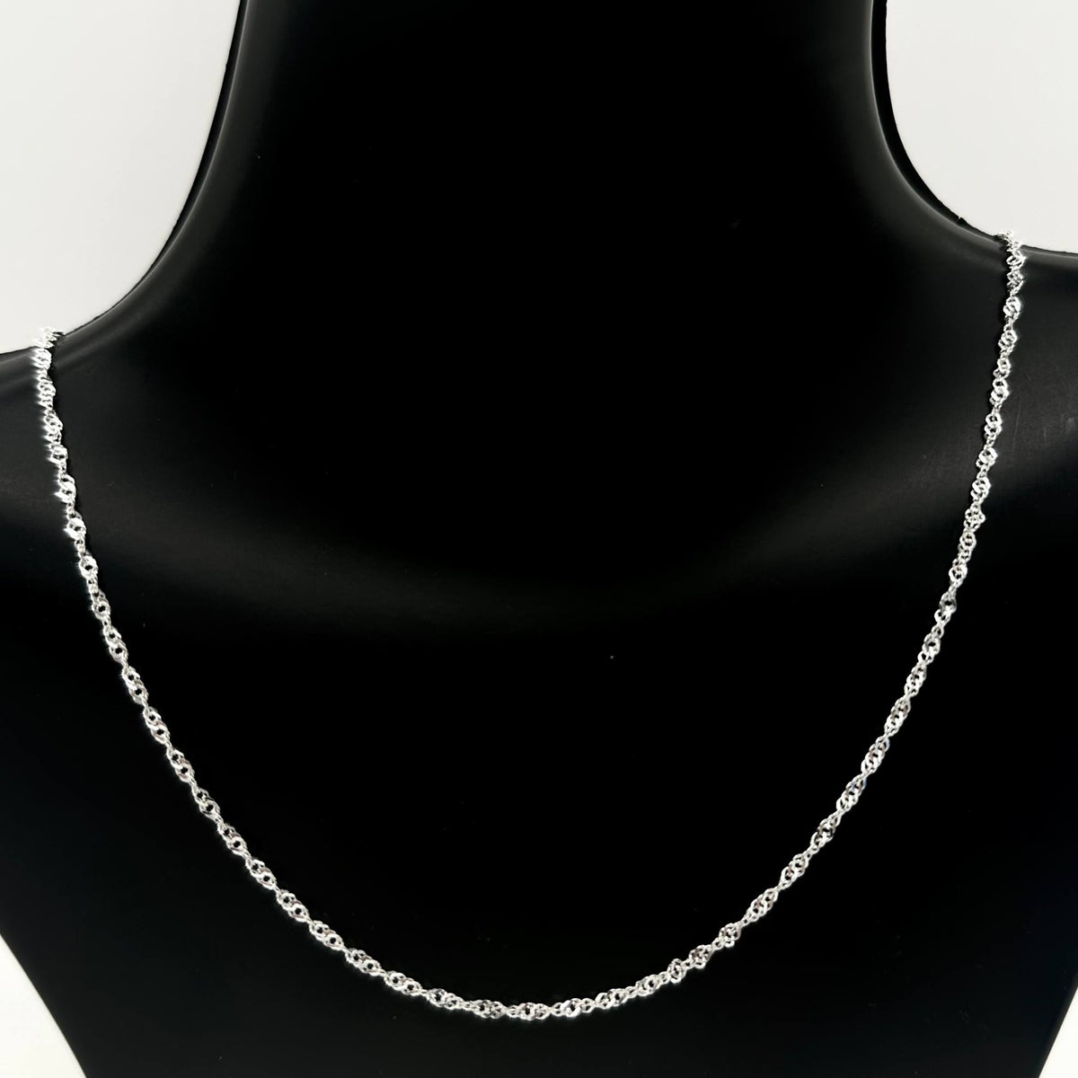 Cadena Singapur de plata 925 con tejido trenzado brillante, medida de 50 cm de largo por 2 mm de ancho.