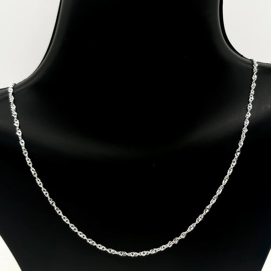 Cadena Singapur de plata 925 con tejido trenzado brillante, medida de 50 cm de largo por 2 mm de ancho.