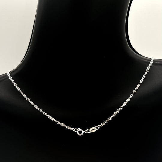 Cadena Singapur de plata 925 con tejido trenzado brillante, medida de 50 cm de largo por 2 mm de ancho.