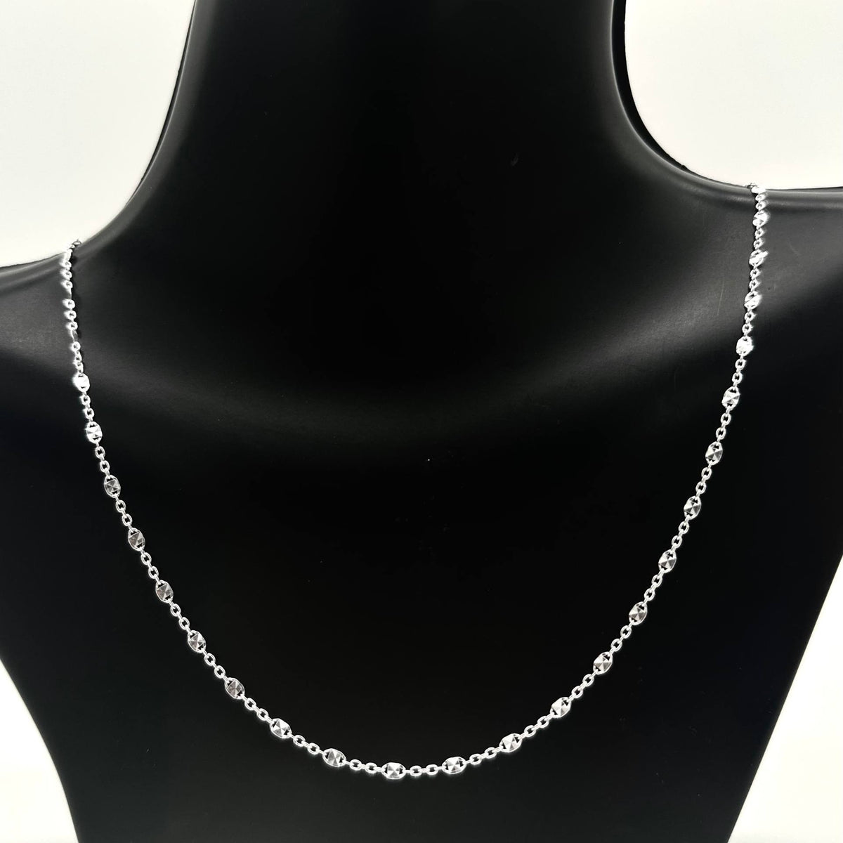 Cadena diamantada de plata 925 con acabado brillante, medida de 50 cm de largo por 3 mm de ancho.