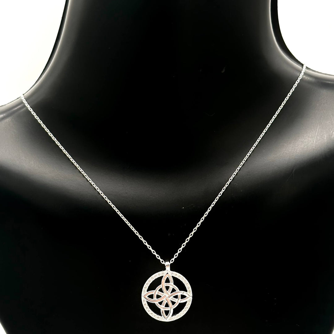 Cadena de plata 925 con dije Nudo de Bruja calado, medida de 45 cm más 5 cm de extensión.