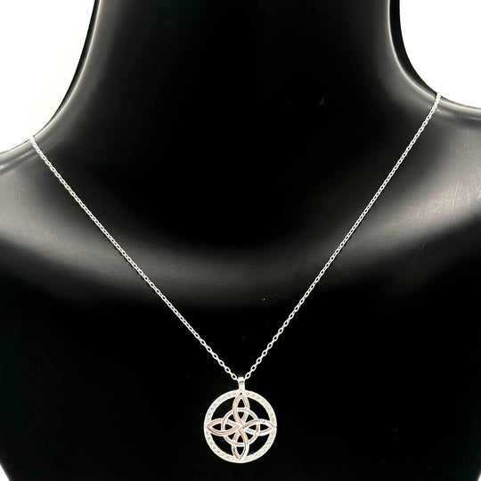 Cadena de plata 925 con dije Nudo de Bruja calado, medida de 45 cm más 5 cm de extensión.