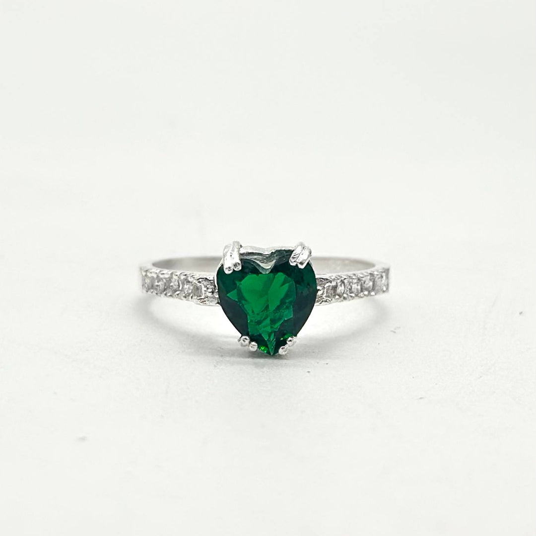 Anillo de plata 925 con zirconia verde en forma de corazón y zirconias brillantes incrustadas en los laterales.