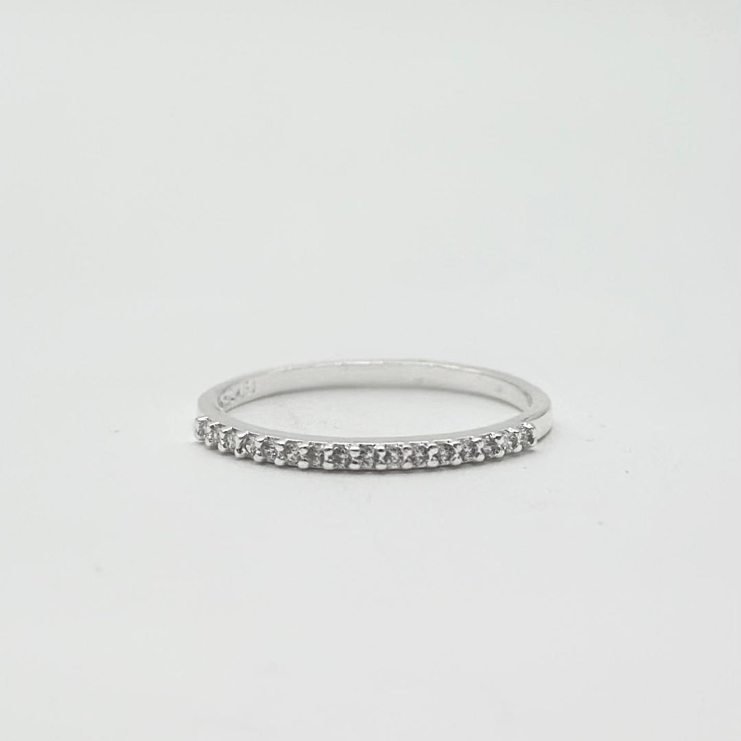 Anillo churumbela de plata 925 con fila de zirconias brillantes y acabado pulido.