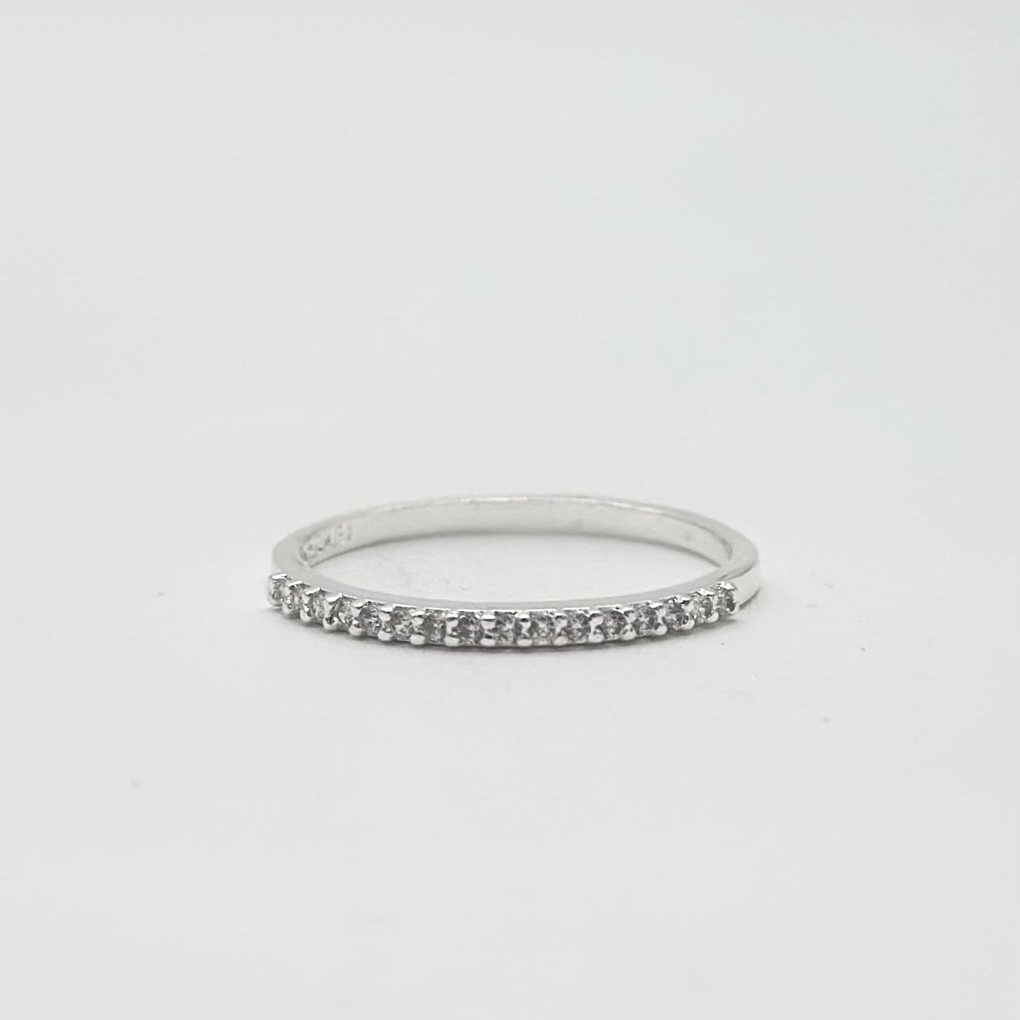 Anillo churumbela de plata 925 con fila de zirconias brillantes y acabado pulido.