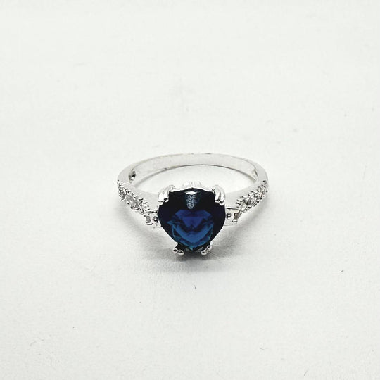 Anillo de plata 925 con piedra azul en forma de corazón y zirconias brillantes en los laterales.