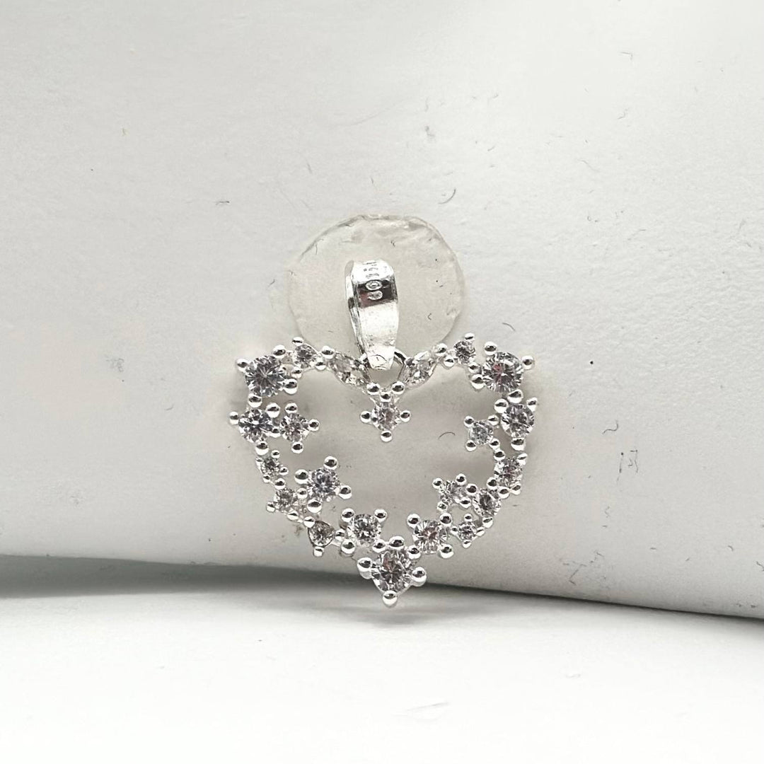 Dije de corazón abierto en plata 925 decorado con zirconias formando delicados detalles florales de 2 cm.