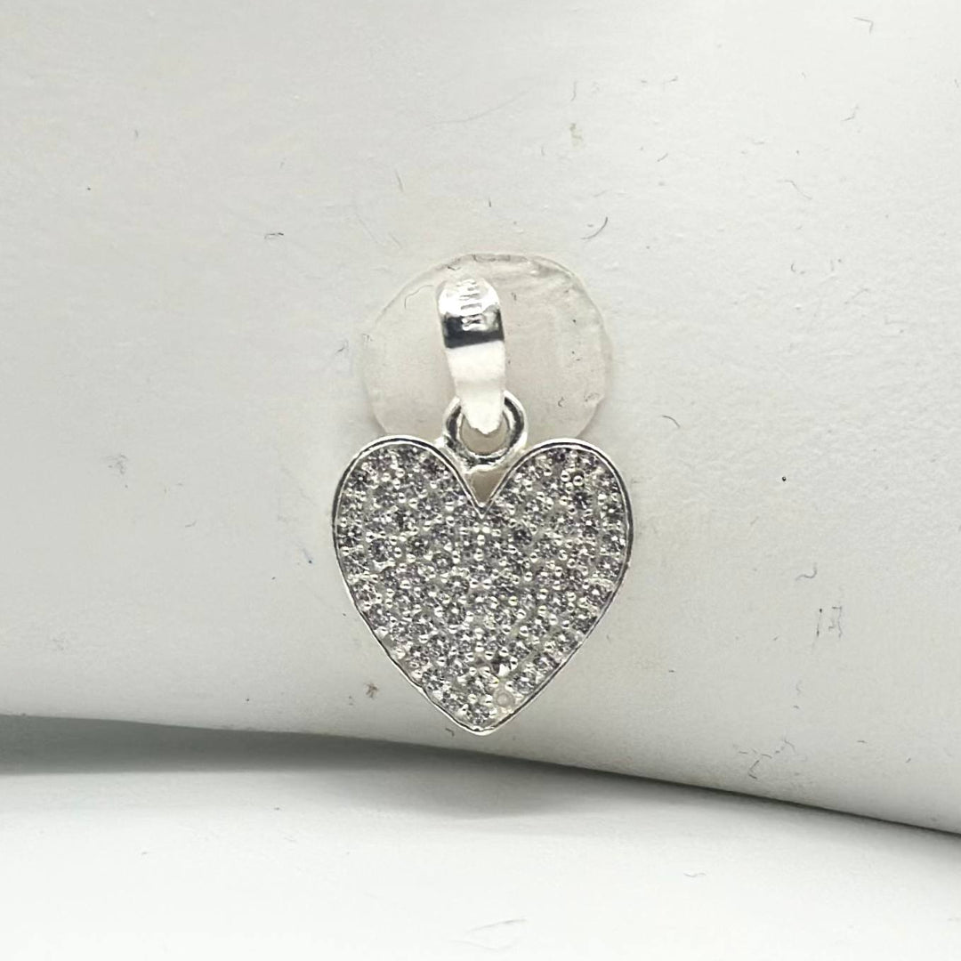 Dije de corazón en plata 925 con zirconias brillantes engastadas en toda su superficie.