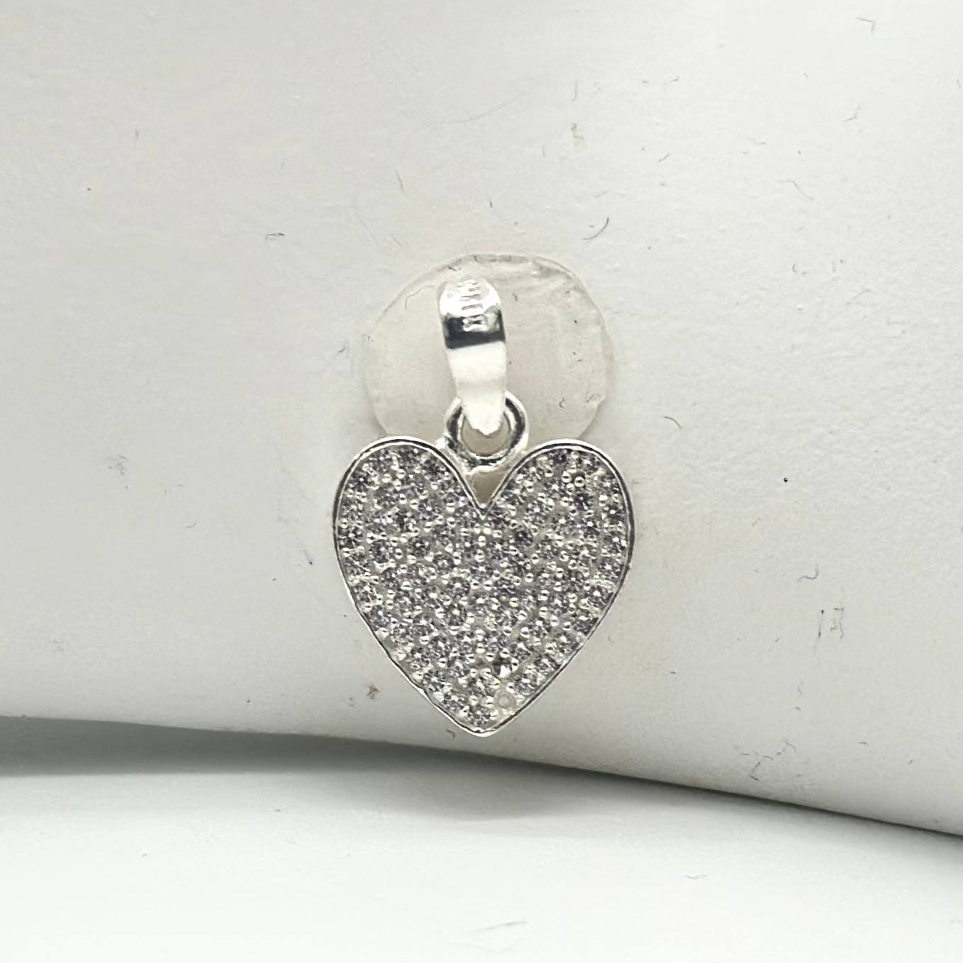 Dije de corazón en plata 925 con zirconias brillantes engastadas en toda su superficie.
