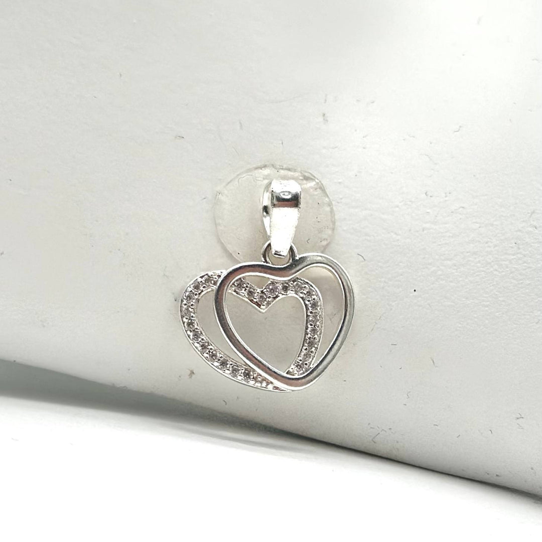 Dije de corazones entrelazados en plata 925 decorado con zirconias brillantes y acabado pulido.