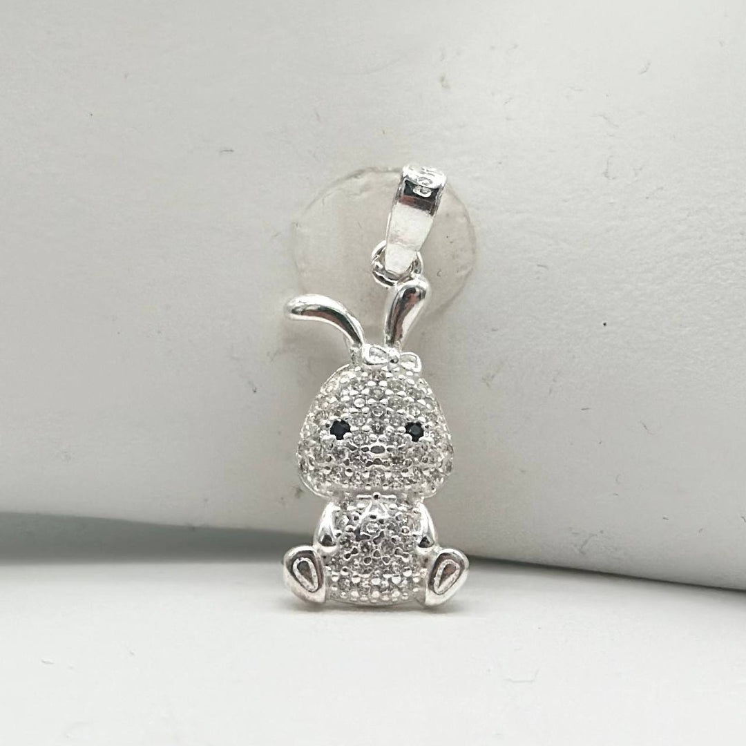 Dije de conejito en plata 925 con zirconias brillantes y ojos oscuros, tamaño aproximado de 2.5 cm.
