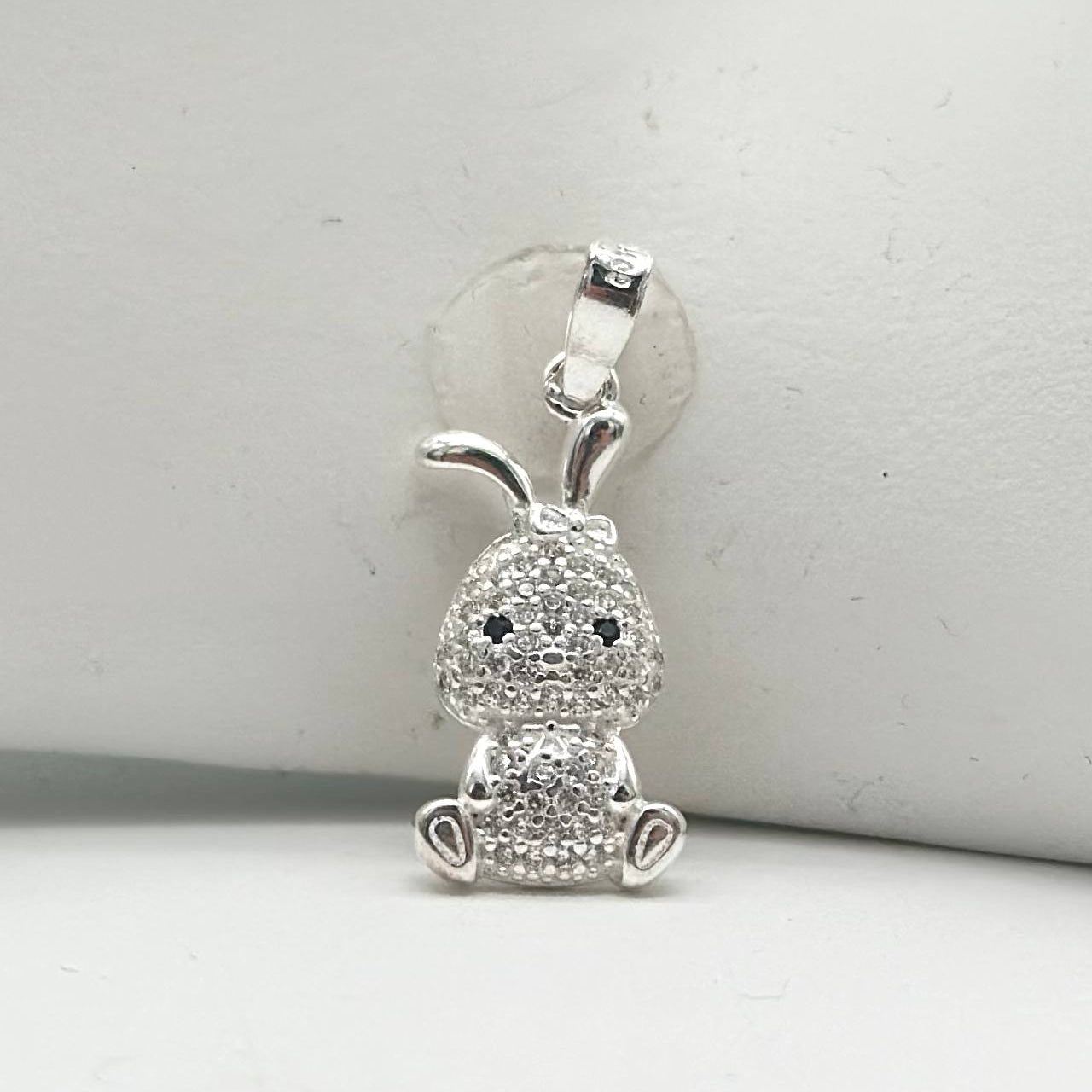 Dije de conejito en plata 925 con zirconias brillantes y ojos oscuros, tamaño aproximado de 2.5 cm.