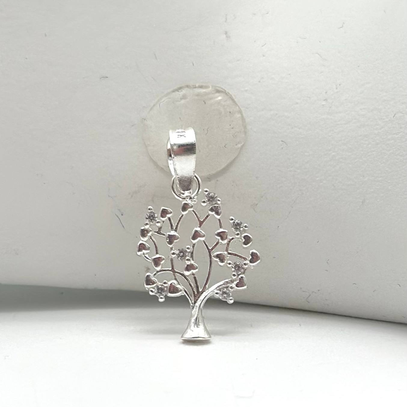 Dije Árbol de la Vida en plata 925 con zirconias brillantes y diseño calado de 2.2 cm.