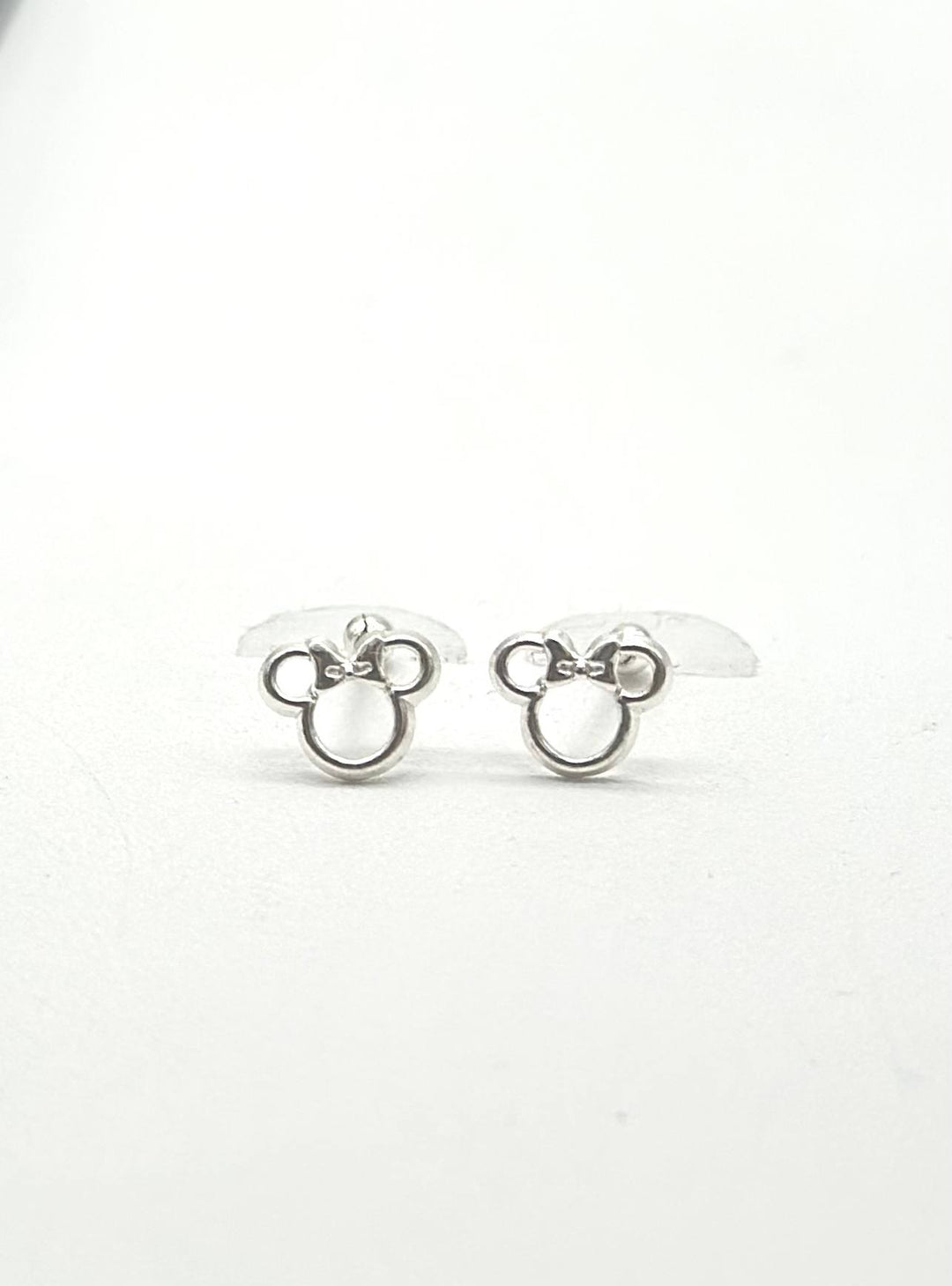 Broquel Silueta Ratoncita con Moño en Plata 925 | Mael Joyería