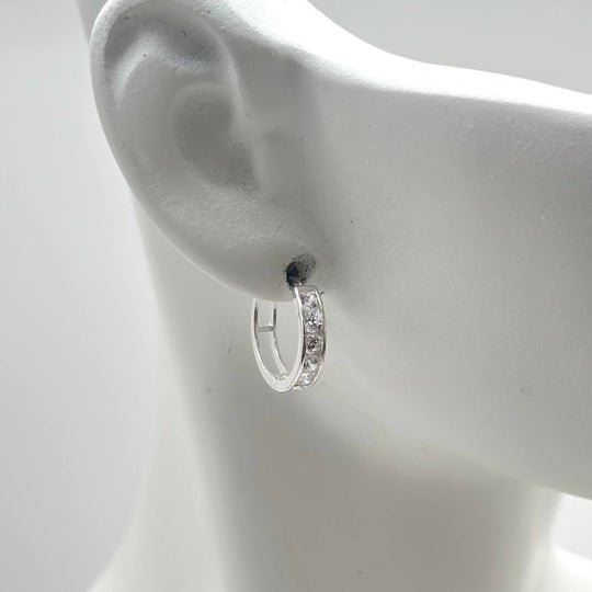 Huggie Clásico con Circonias en Plata 925 | Mael Joyería