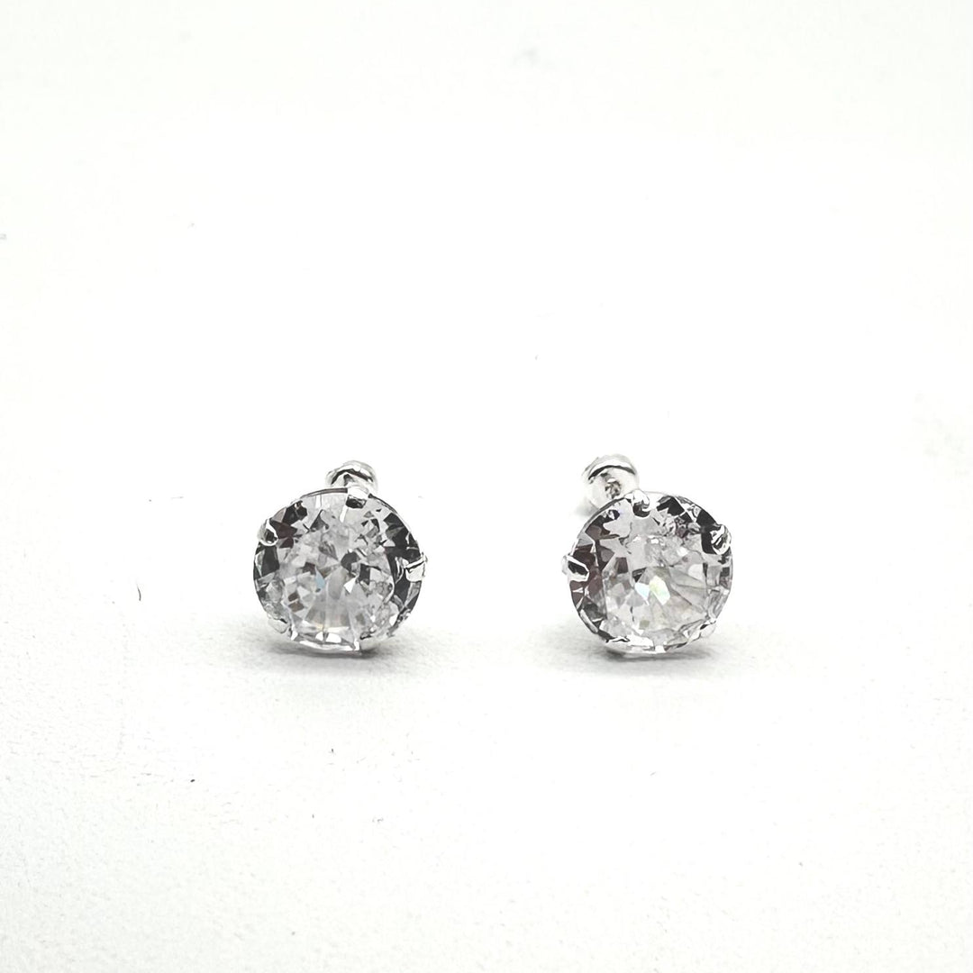 Par de broqueles rectos de plata 925 con zirconia redonda #7 en diseño clásico tipo solitario.