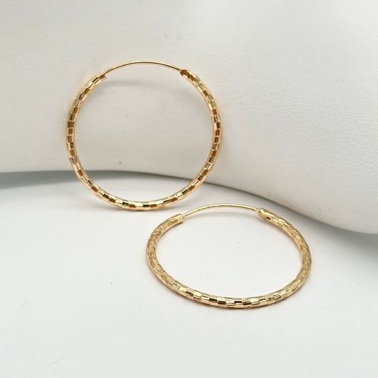 Arracadas Texturizadas Clásicas Chapa de Oro 18K | Mael Joyería